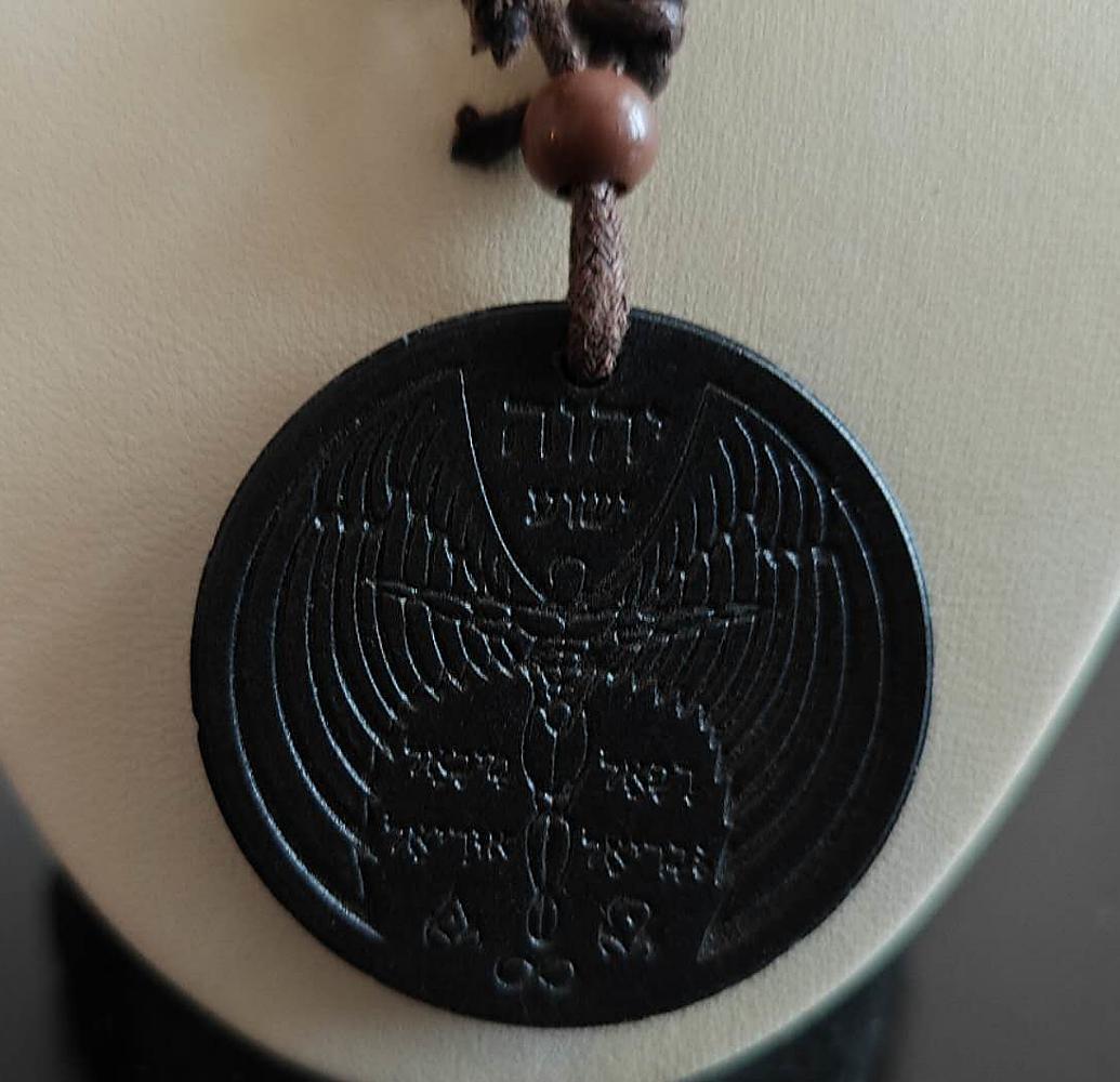 Ochranný přívěsek s rytinou – Energetický amulet